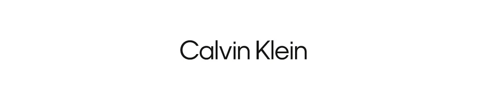 Calvin Klein -brändin logo mustalla tekstillä valkoisella taustalla.