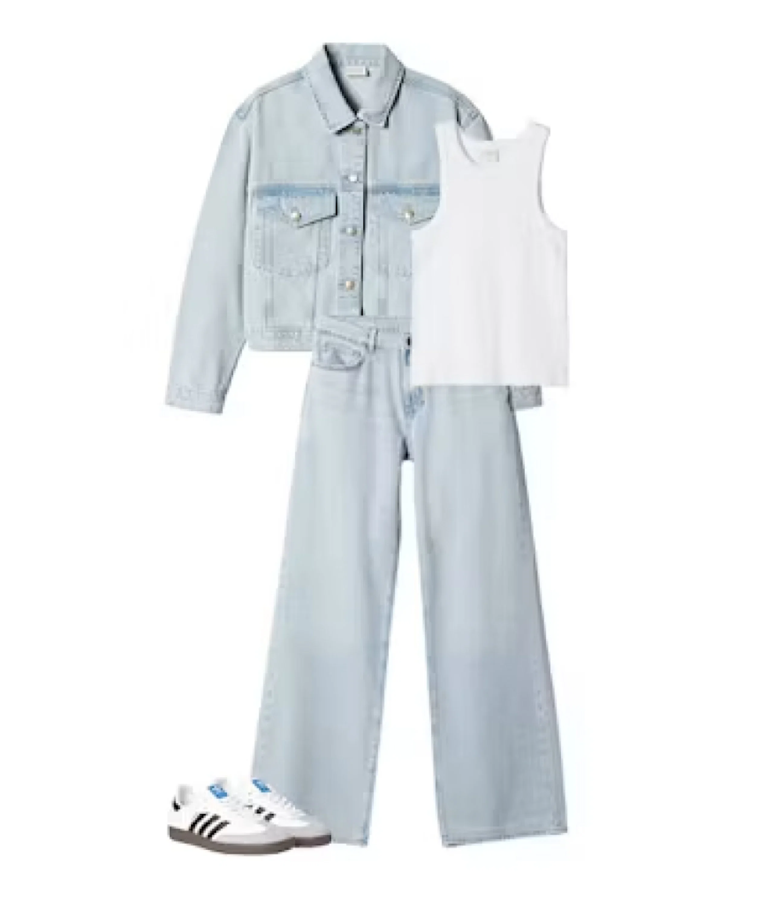 Lyseblå denimjakke og vide jeans, hvit linse topp og hvite Adidas-sneakers med svarte striper.
