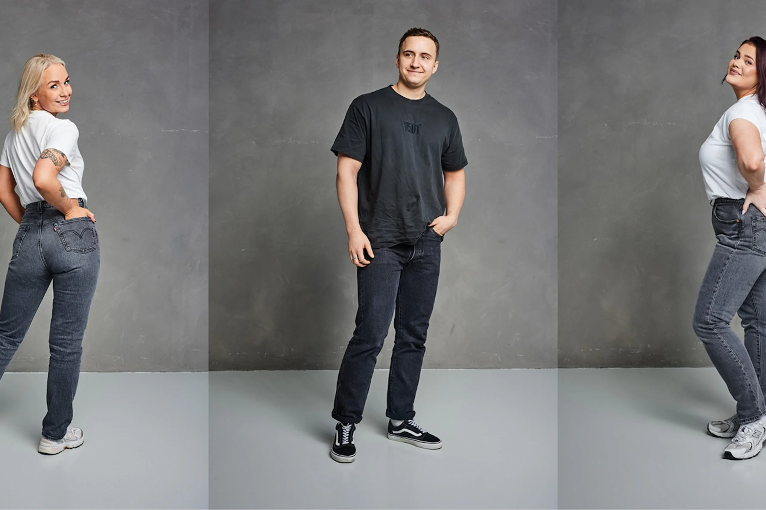 Fem voksne i forskjellig stil iført hvite eller svarte t-skjorter og grå jeans, poserer selvsikkert foran en nøytral studiobakgrunn.