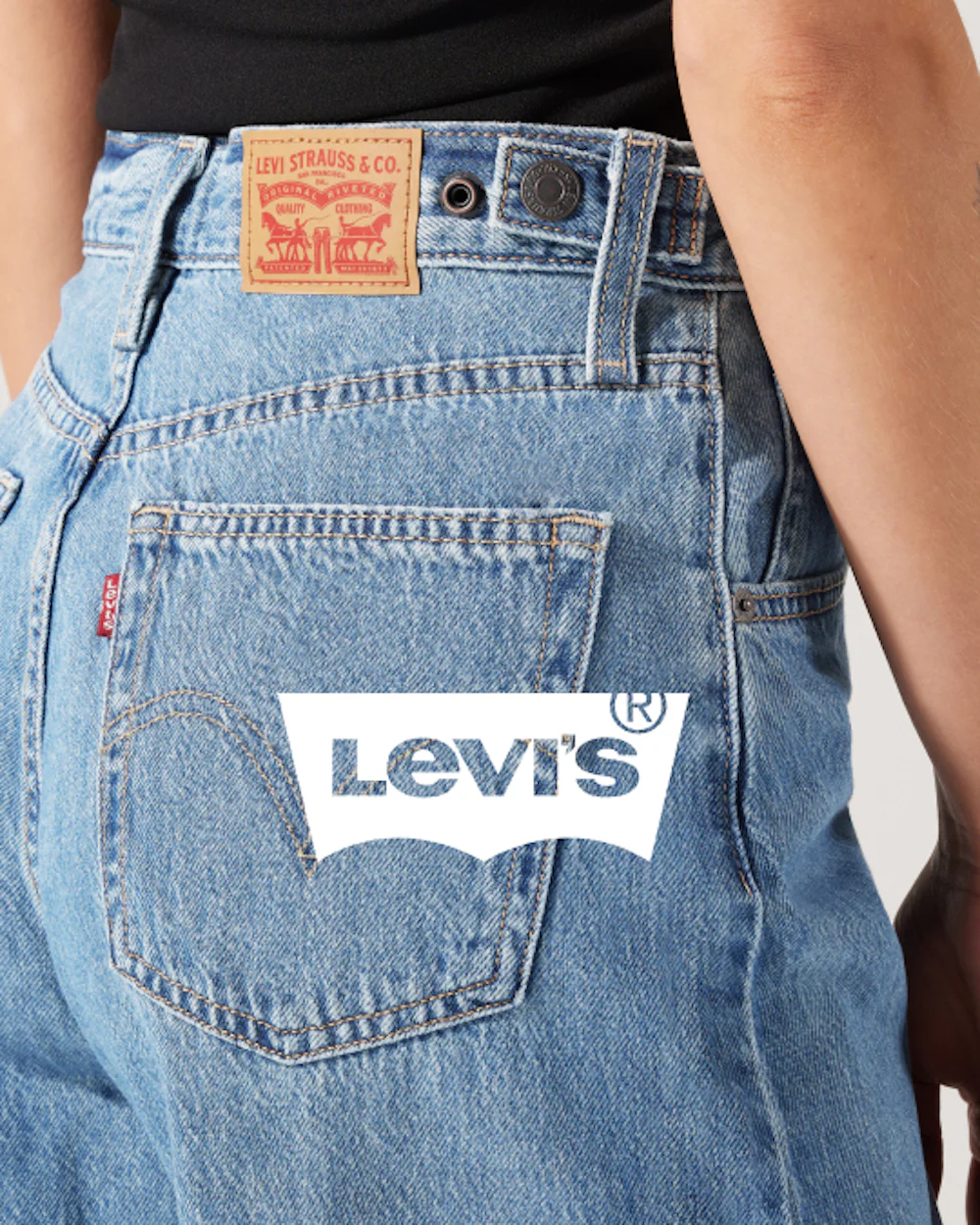 Nærbilde av baksiden av lyseblå Levi's-jeans som viser lærmerket, baklommen og Levi's-logoen.