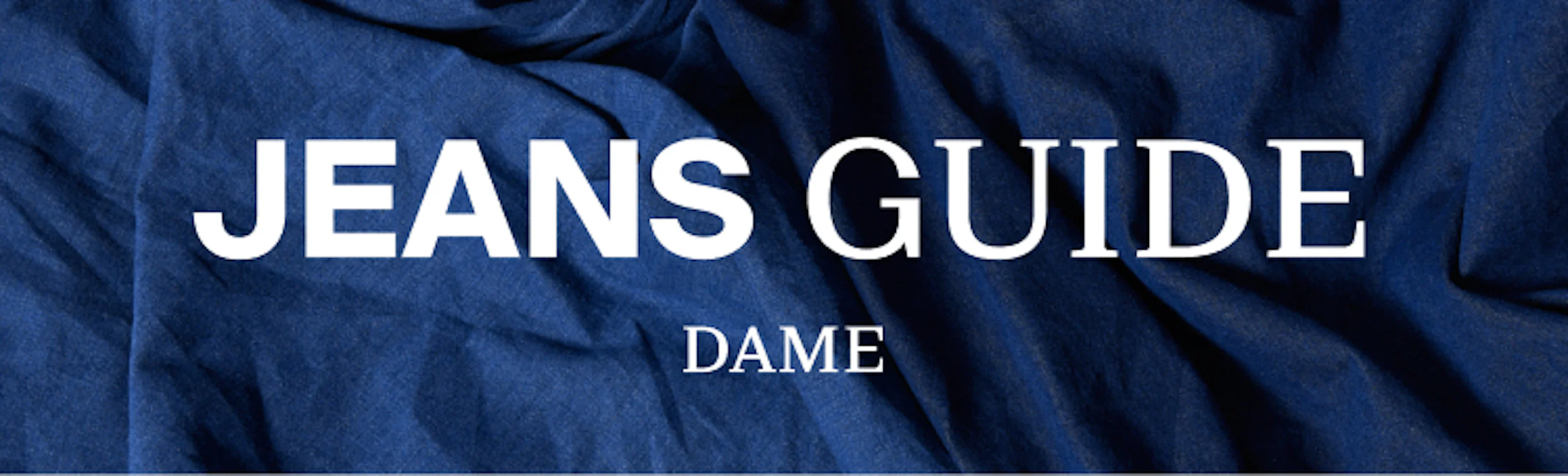 Brettet indigofarget denimstoff som bakgrunn med fet hvit tekst "JEANS GUIDE" og mindre tekst "Dame" sentrert.