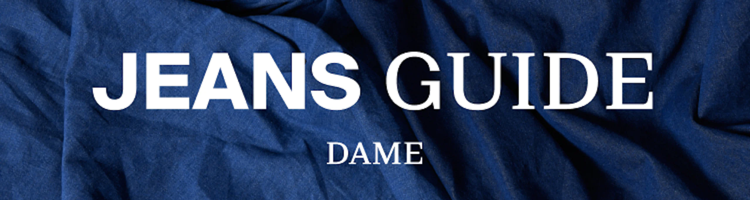 Brettet indigofarget denimstoff som bakgrunn med fet hvit tekst "JEANS GUIDE" og mindre tekst "Dame" sentrert.