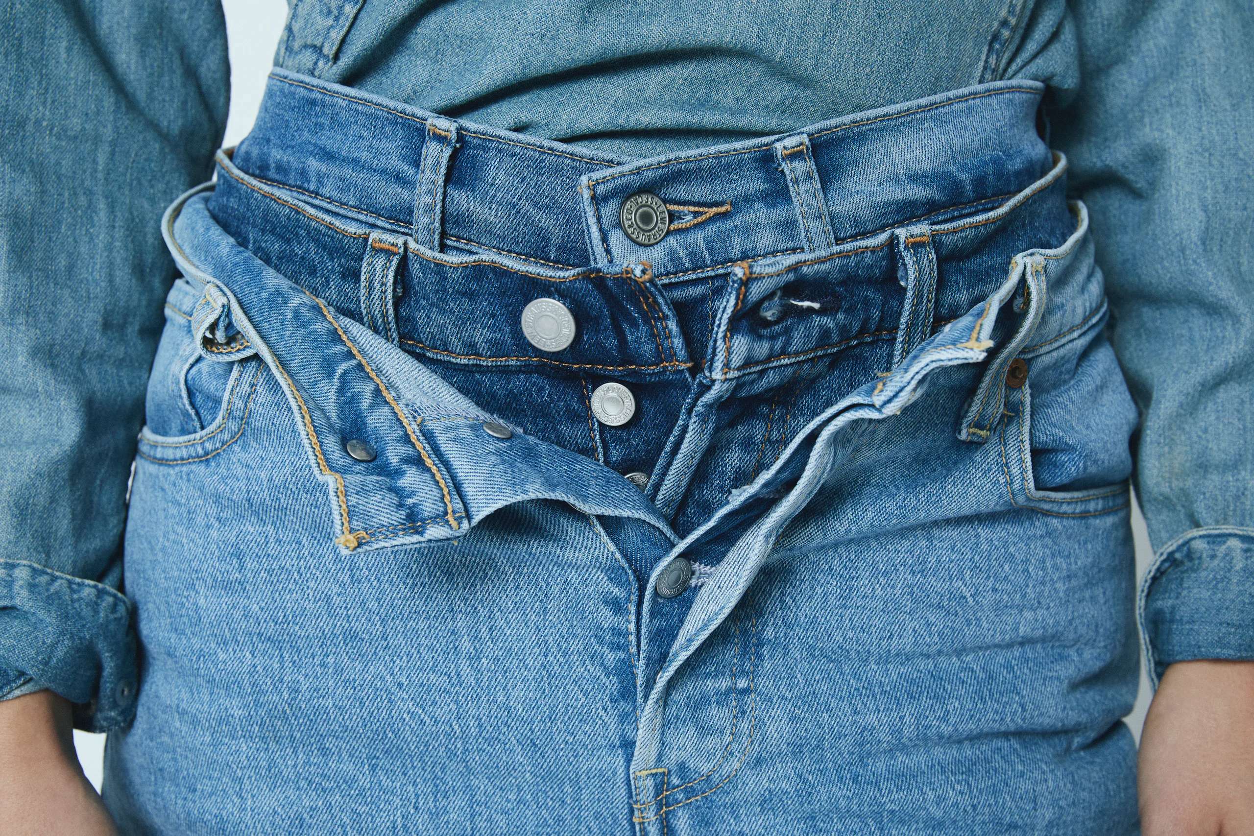 Jeans stablet oppå hverandre på modell, forfra bilde