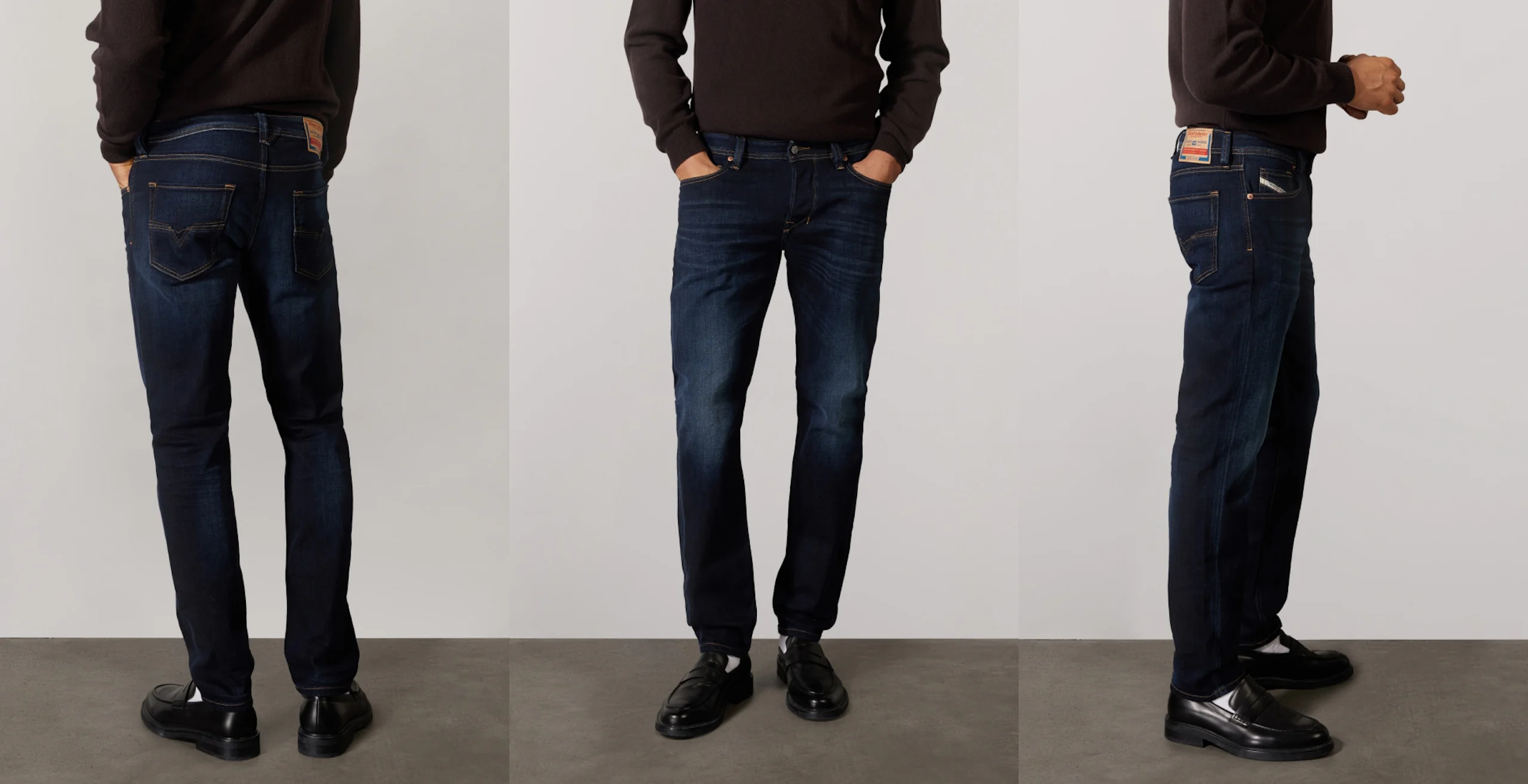 Tre bilder av en man som bär mörk indigo jeans med vanlig avsmalnande passform och subtila whiskering-detaljer, händerna i framfickorna, kombinerat med svarta loafers och en mörk tröja mot en neutral studiobakgrund.