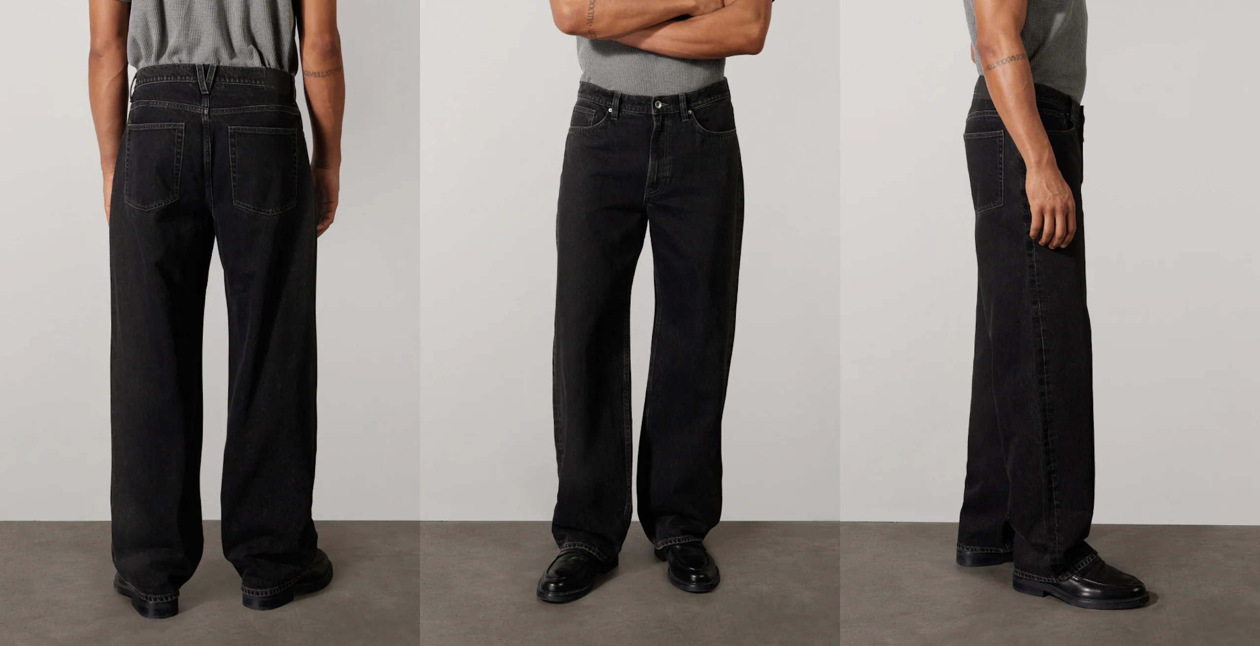 Manlig modell bär löst sittande svarta denimjeans, visad bakifrån, framifrån och från sidan mot en enfärgad grå bakgrund.