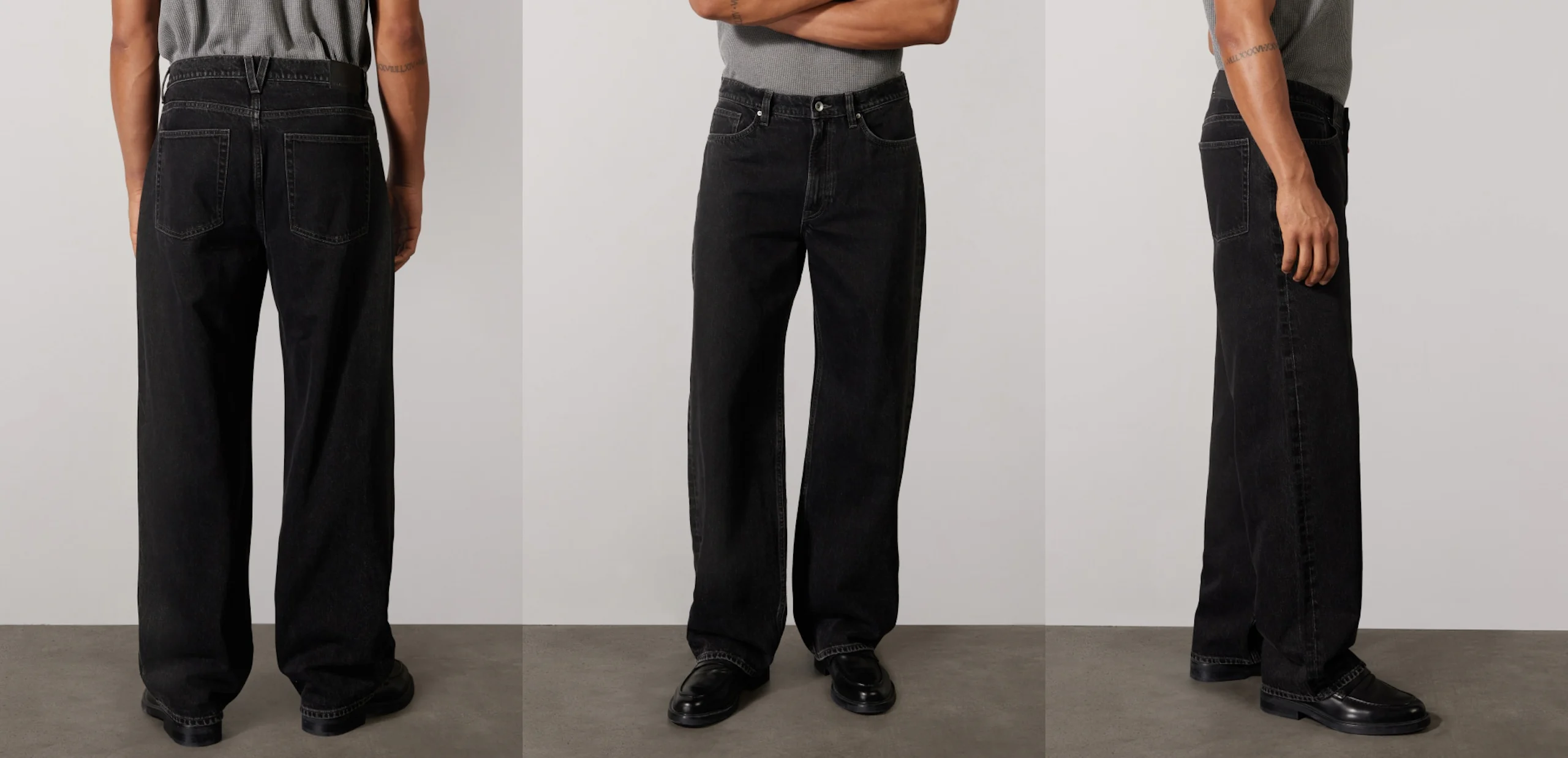 Manlig modell bär löst sittande svarta denimjeans, visad bakifrån, framifrån och från sidan mot en enfärgad grå bakgrund.