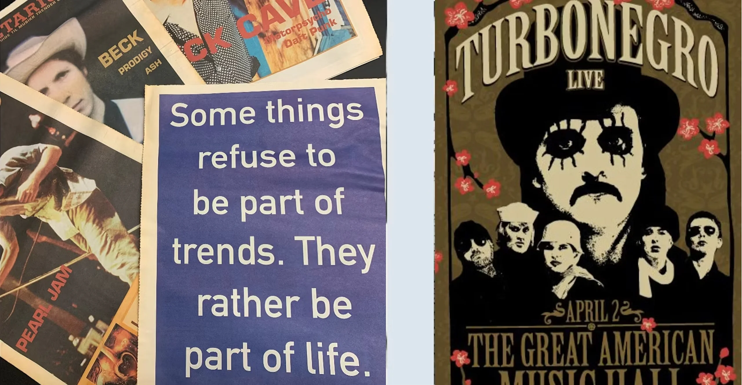 Vänster sida: Tidningsurklipp, bl.a. "Beck" och "Pearl Jam", runt en blå affisch med texten: "Vissa saker vägrar vara en del av trender. De vill hellre vara en del av livet." Höger sida: en sepiafärgad Turbonegro-konsertaffisch med stiliserade ansikten.