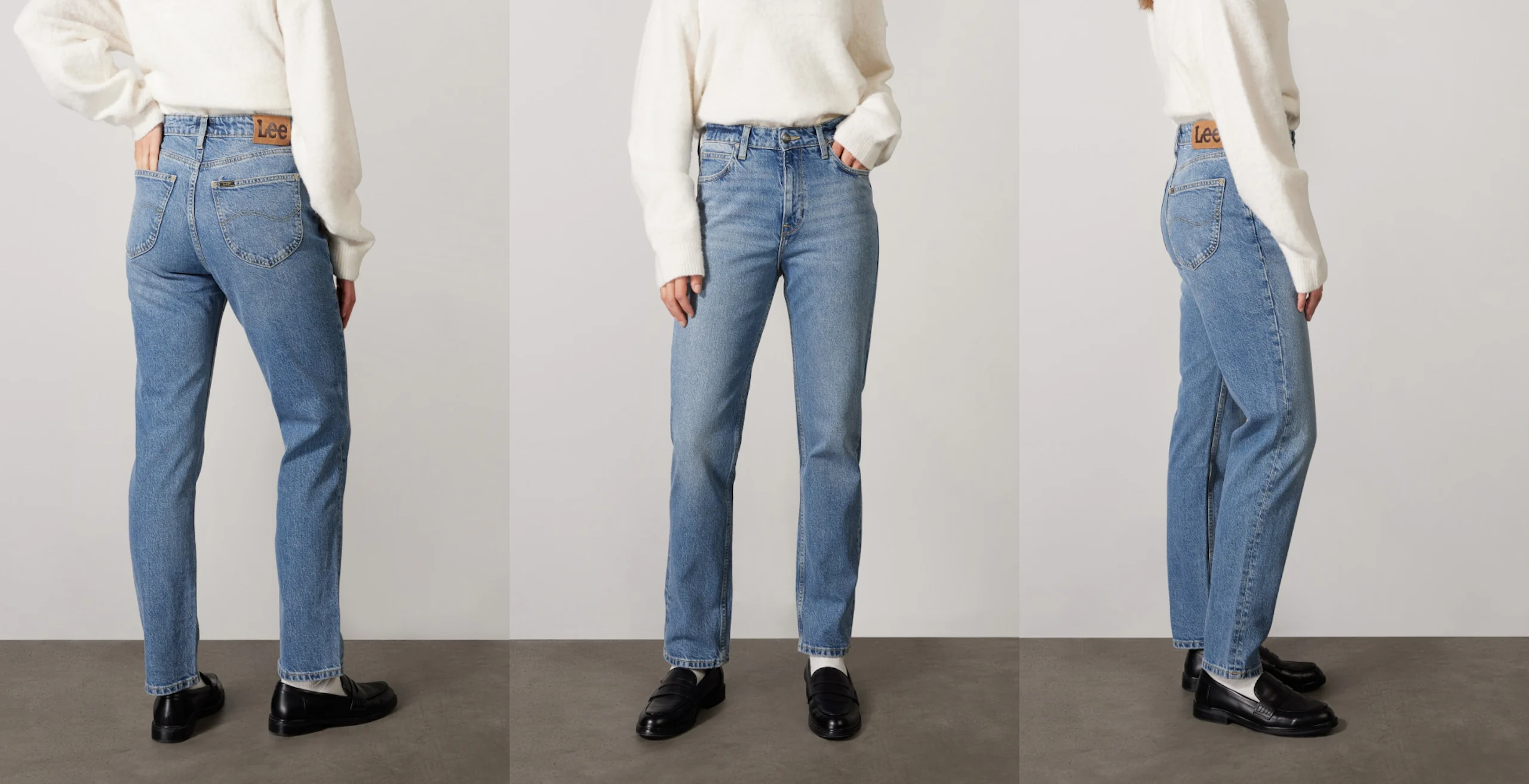 Kvinna som bär midjahöga, raka blå Lee-jeans och vit tröja, visad bakifrån, framifrån och från sidan på grå golv och vägg.