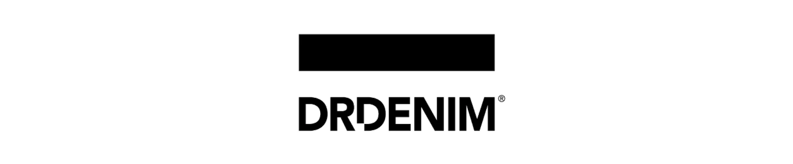 Dr Denim logotyp i svart och vitt med ett svart rektangulärt block ovanför varumärkesnamnet.