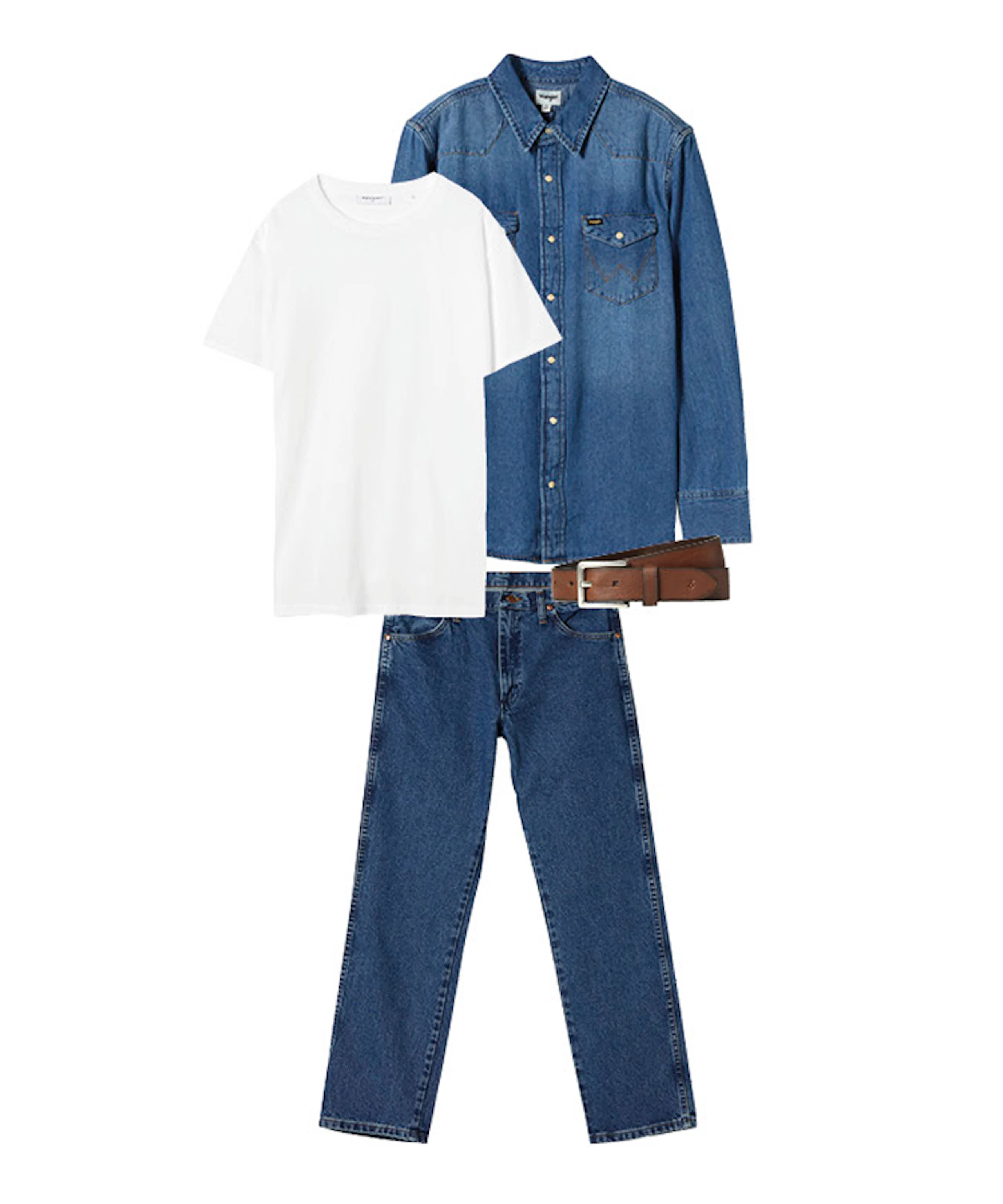 Hvit t-skjorte, blå denimskjorte, blå jeans og brunt belte lagt ut som et antrekk på hvit bakgrunn.