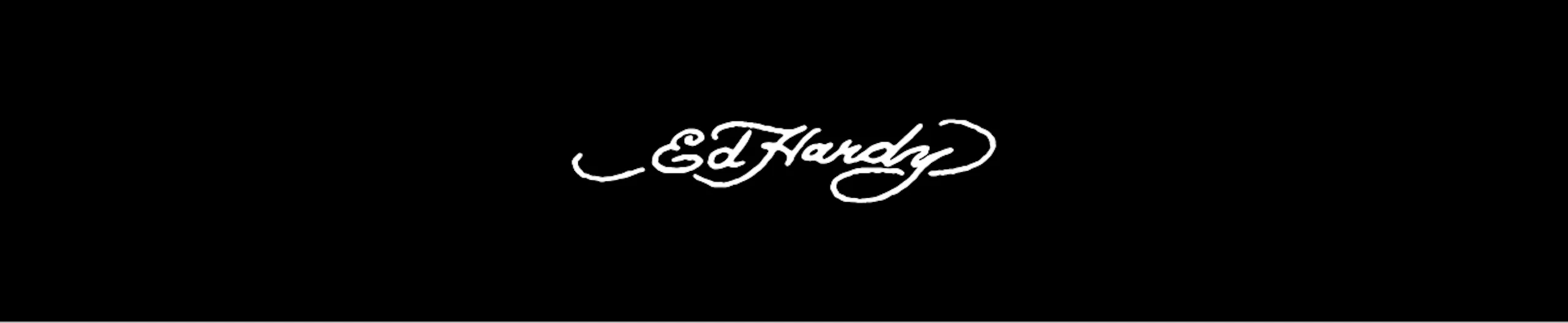 Ed Hardy logotyp i vit kursiv text mot svart bakgrund.