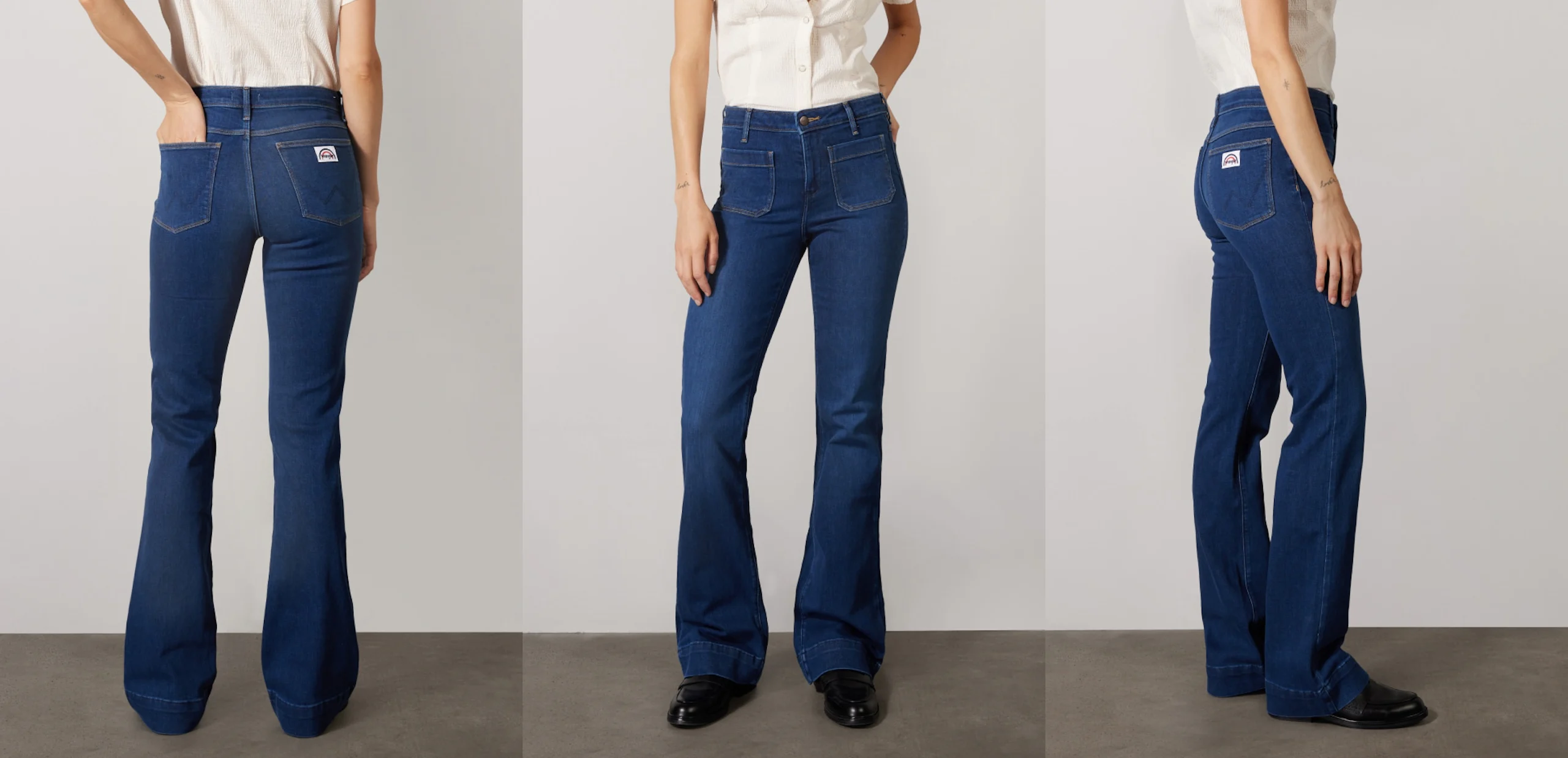 Modell bär högmidjade mörkblå utsvängda jeans med framfickor och bakfickor, visad framifrån, bakifrån och i profil.