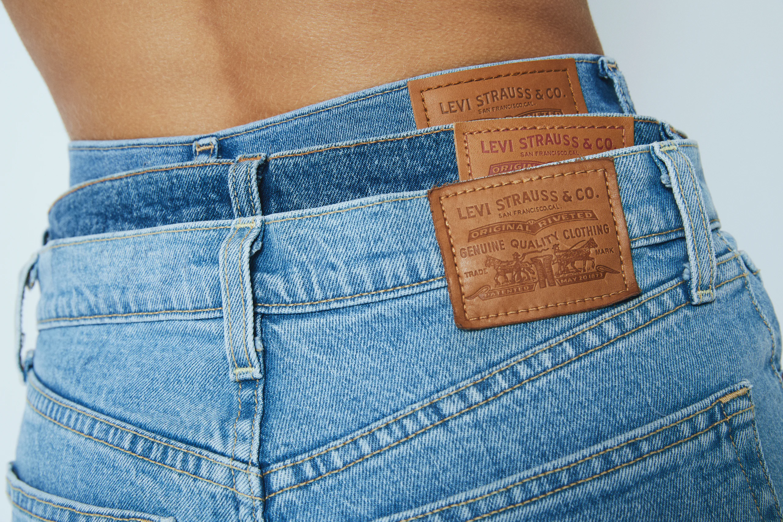Levis-jeans staplade ovanpå varandra, bild bakifrån