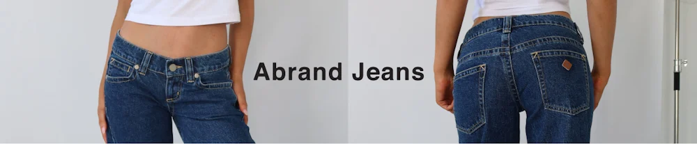 Nainen yllään Abrand Jeans -farkut edestä ja takaa, siniset farkut ja valkoinen toppi.