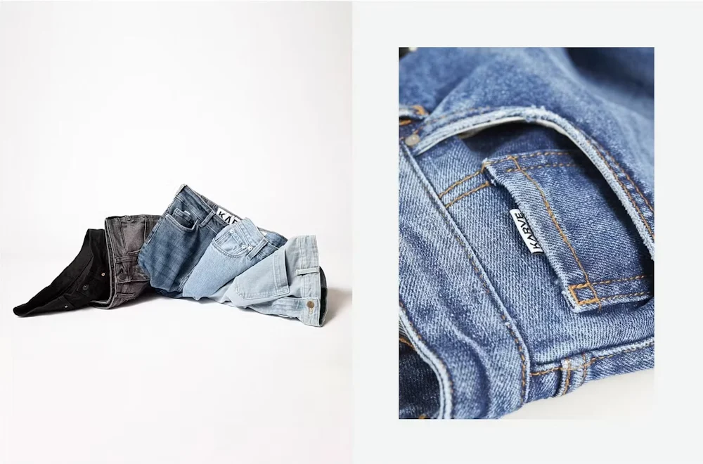 Rad med brettede jeans i ulike vasker fra svart til lys blå til venstre, nærbilde av blå jeanslomme og merkelapp til høyre.