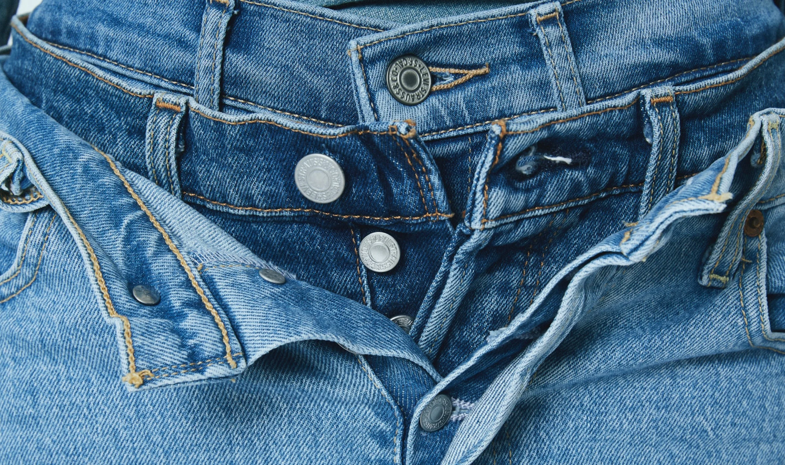 Jeans staplade ovanpå varandra