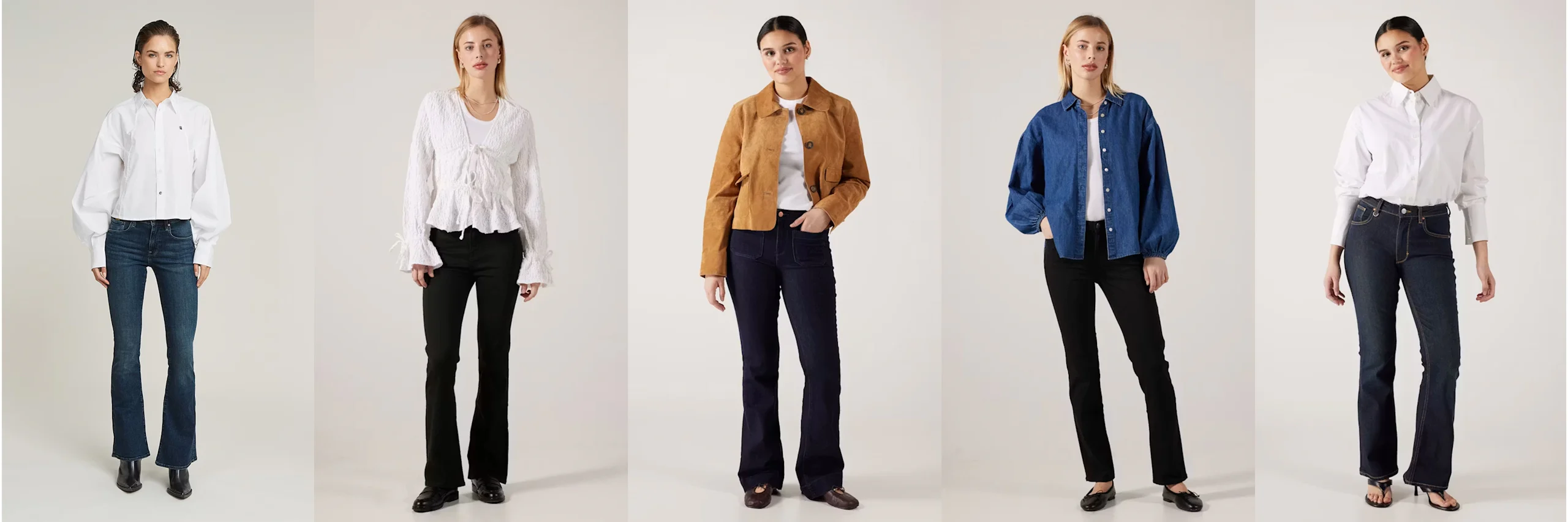 Fem kvinner i ulike antrekk med jeans i mørke farger, kombinert med hvite topper, brun jakke og blå denimskjorte.