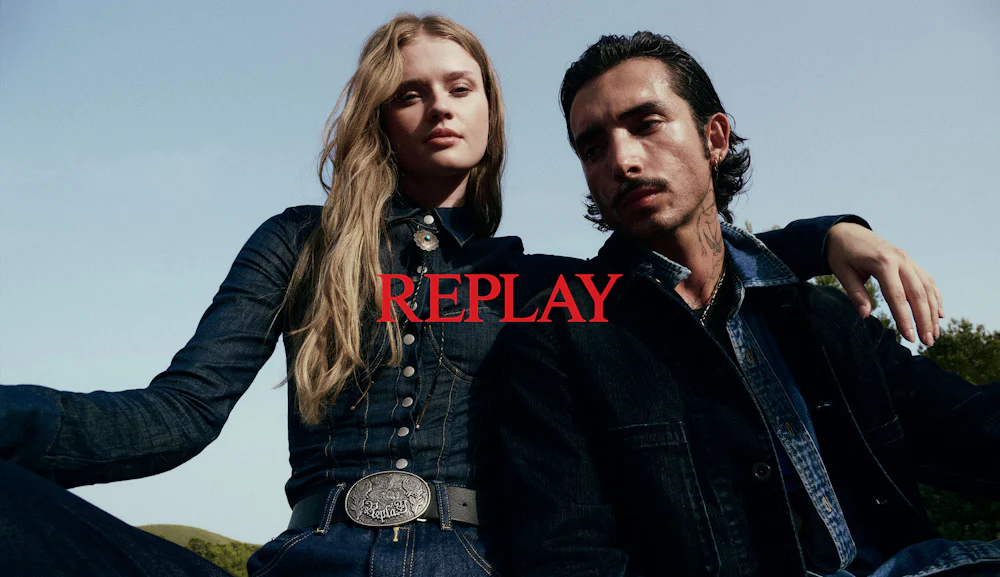 Replay-brändin logo mustalla serif-fontilla valkoisella taustalla.