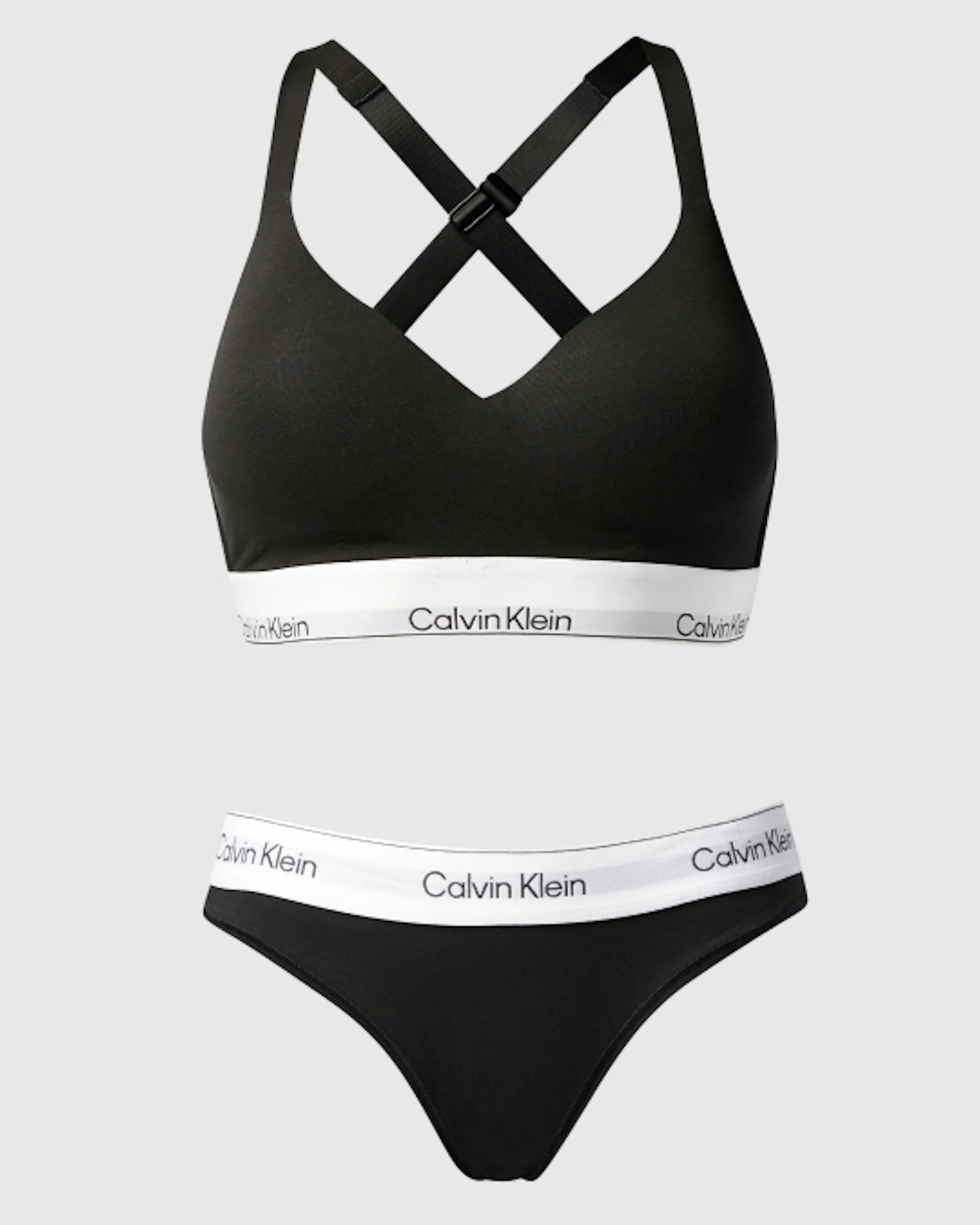 Musta Calvin Klein -bralette ja string-setti valkoisilla logovyötäröillä ja ristiselkäremmityksellä.