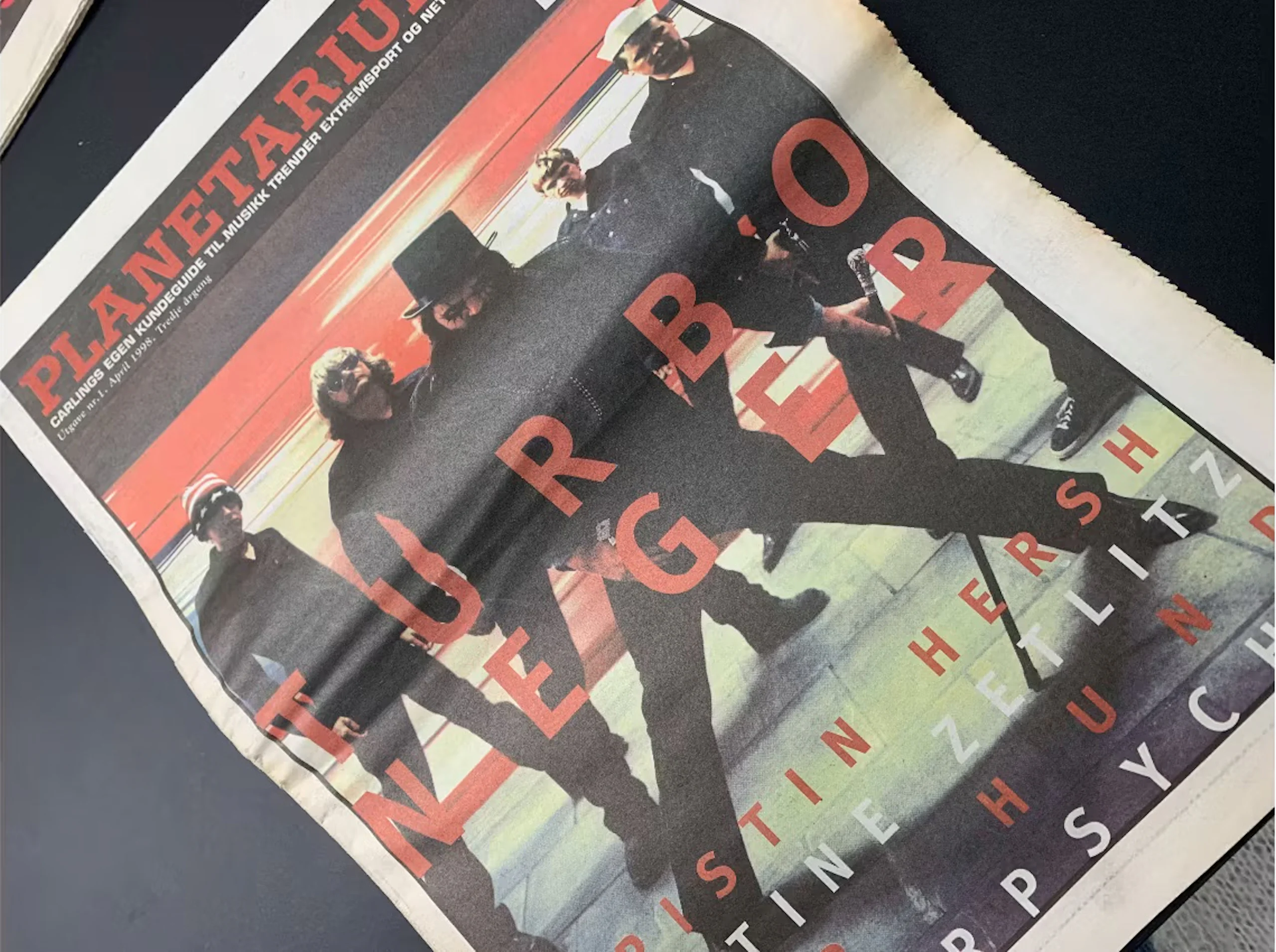 Tidningsframsida med foto på ett band som korsar en tunnelbaneplattform med stor röd rubriktext "Turbo Neger" och bildtekst längst ner.