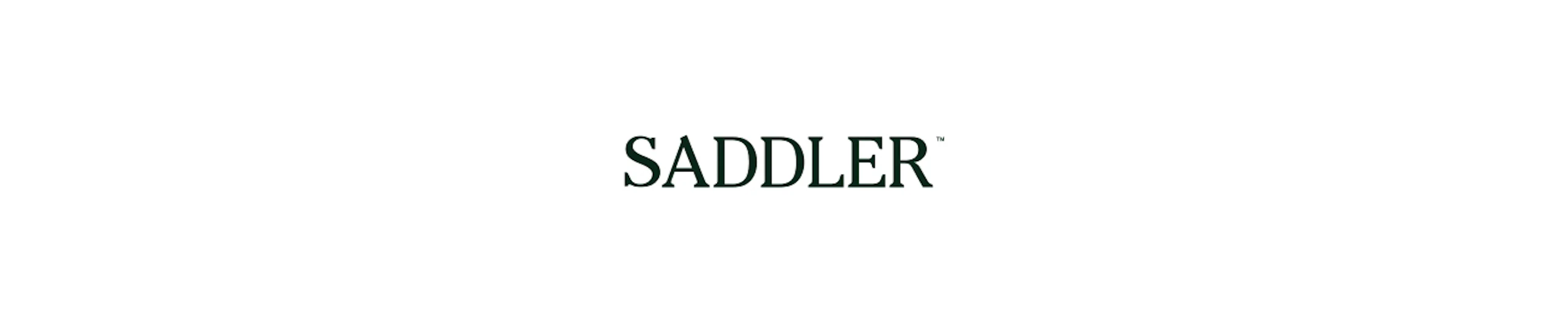 Saddler-brändin logo, tummanvihreä serif-teksti valkoisella taustalla.
