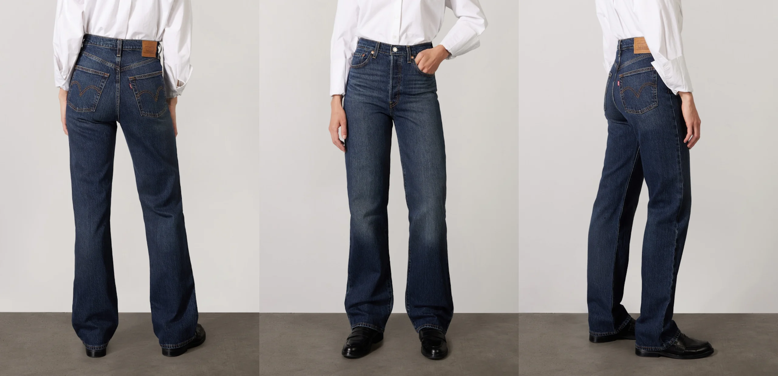 Kvinna som bär mörkblå jeans med hög midja och raka ben, kombinerade med vit skjorta och svarta loafers, visad framifrån och från sidan.