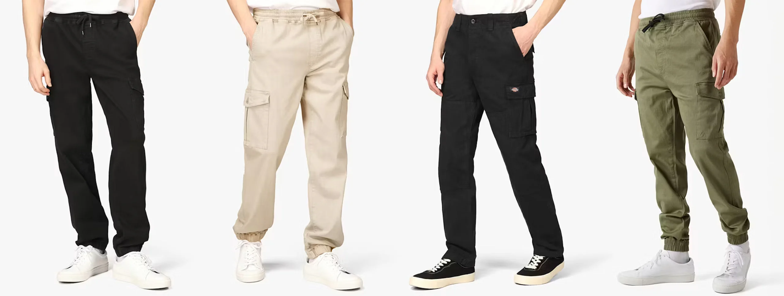 Fire menn viser cargobukser i ulike farger: svart, beige, svart og olivengrønn, med hvite t-skjorter og sneakers.