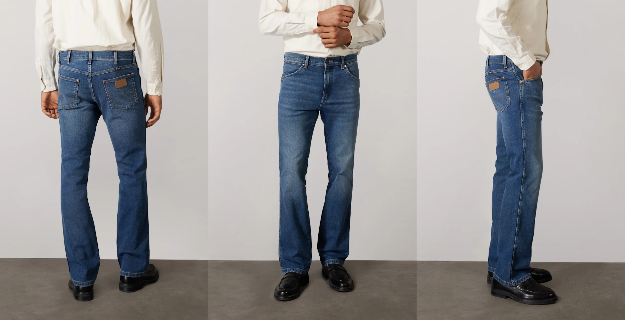 Herrjeans i mellantoner av blått med bootcut, visade på modell bakifrån, framifrån och från sidan, kombinerade med vit skjorta och svarta skor.